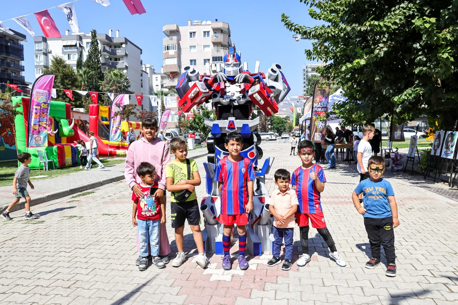 BAYRAKLIâDA  KARÄ°KATÃR VE ÃOCUK ÅENLÄ°ÄÄ° (11)-1790606656061.webp